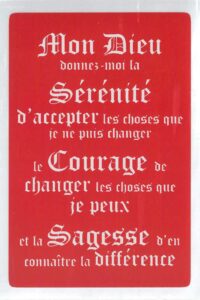 Autocollant de la prière de la sérénité avec fond de couleur rouge. Le texte et la bordure sont gris clair.